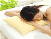 睡前热水泡脚有助消除失眠症