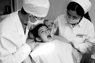 嘴角干裂牙龈出血是缺乏维生素