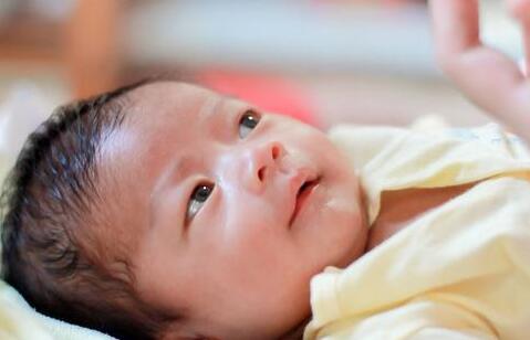 新生儿呕吐常见症状是什么因素所造成