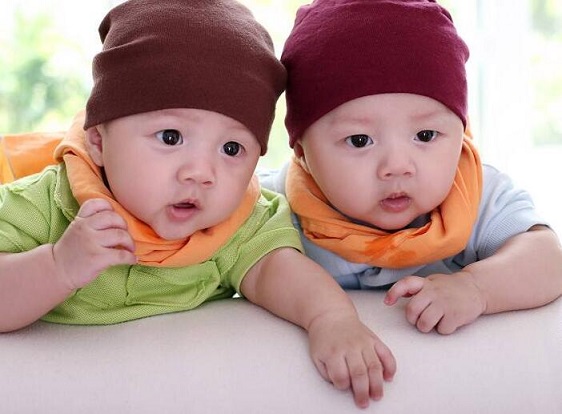 双胞胎怎样母乳喂养？
