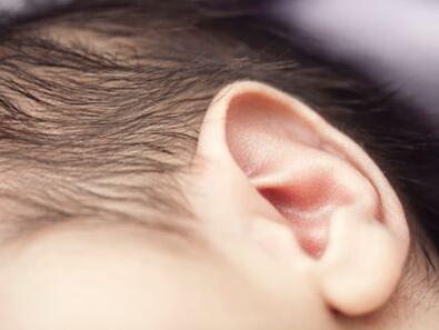 孩子看电视声音过大易引起分泌性中耳炎