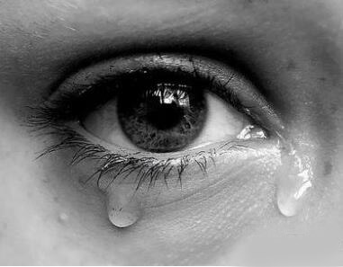 经常泪汪汪小心泪囊炎滥用眼药水造成泪囊炎