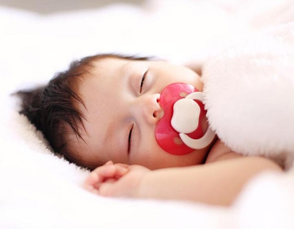 剖析新生儿睡姿的优缺点