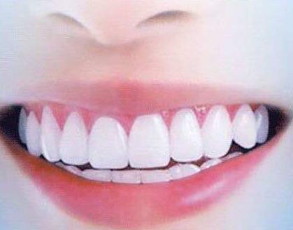 牙齿非越白越好淡黄色更健康