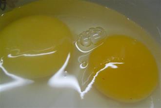 鸡蛋清能和辣椒一起吃吗_鸡蛋清和辣椒可以一起吃吗/同吃