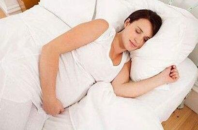 孕中期睡觉姿势有要求吗？孕中期睡觉姿势_孕中期睡觉姿势示意图