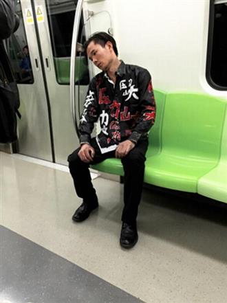 另类行为艺术惊现街头 前列康牌普乐安片呼吁关注男性健康