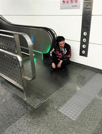 另类行为艺术惊现街头 前列康牌普乐安片呼吁关注男性健康