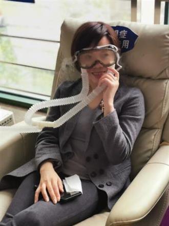 眼睛干痒，眼睛干燥，眼睛疲劳，生活方式改变会引发干眼症这四类人要注意
