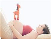 孕中期睡姿可以平躺吗_孕妇可不可以曲腿平躺_孕妇平躺多久胎儿缺氧
