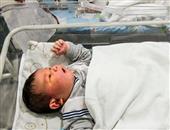 广东孕妇产下14斤重巨婴
