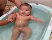 给新生儿洗澡的8大注意