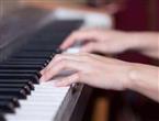 弹钢琴