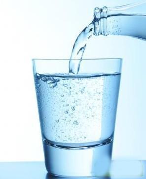 新生儿喝水有讲究白开水是最好的饮品