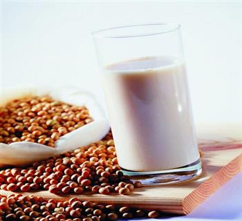 牛奶豆浆富含蛋白质助安眠