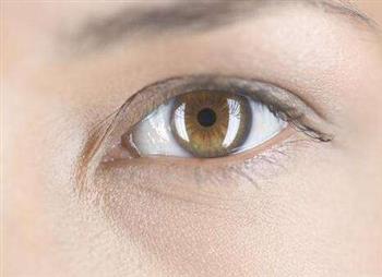 红眼病患者滥用抗生素会导致视力下降