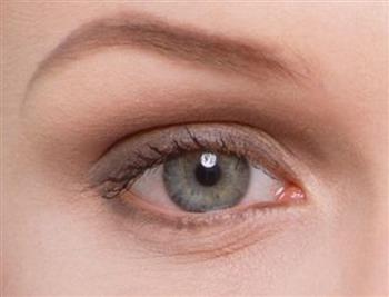 化眼妆的女人要警惕季节性过敏性结膜炎