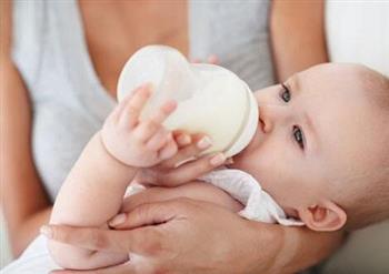 什么时候给新生儿喂奶最好
