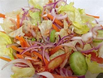 洋葱鲔鱼沙拉的做法