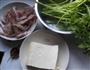 茼蒿虾仁小豆腐的做法图解1