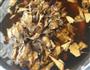 灰树花炒肉片的做法图解1